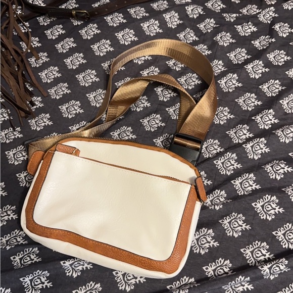 Small tan & white cross body. Kind of made like the lulu lemon bags. Brand new. - Picture 2 of 2